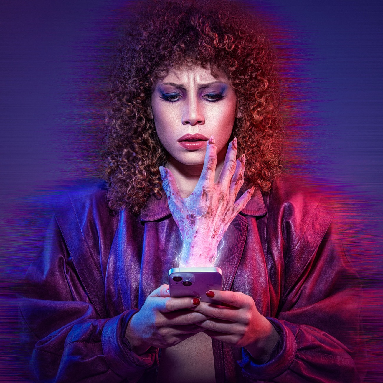 Retrato editorial: mujer frente a su teléfono con una mano luminosa emergiendo, estética neón