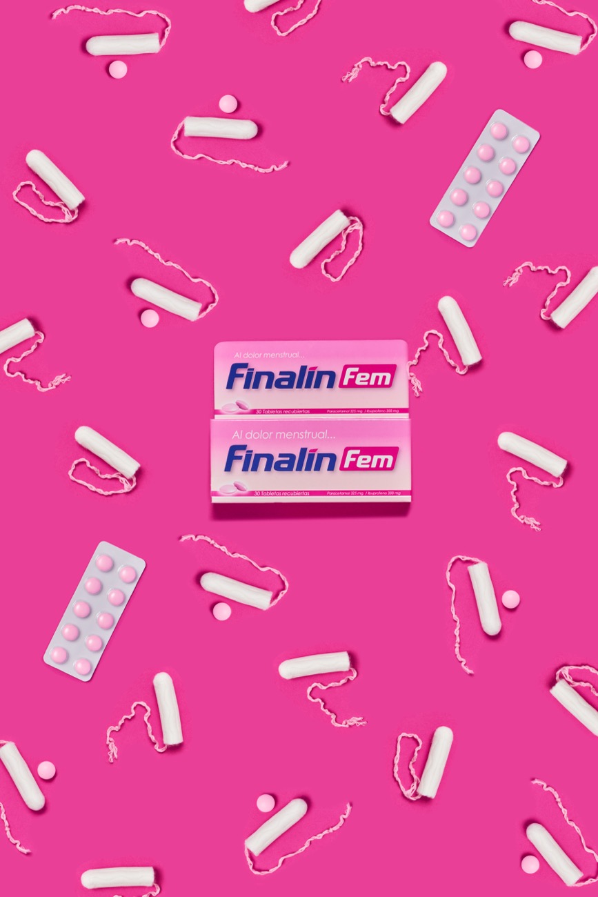 Empaque de Finalin Fem sobre fondo rosa con patrón de producto