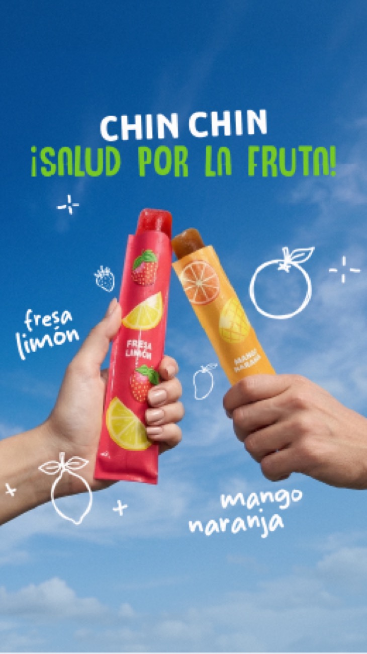 Campaña Chin Chin de Ozy: dos paletas de fruta brindando contra el cielo