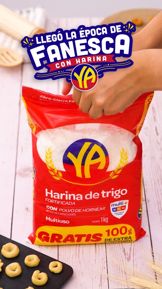 Reel de receta: manos formando empanadas junto a harina de trigo